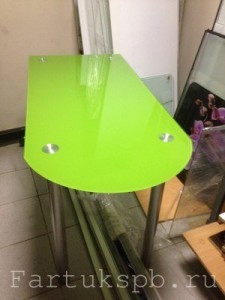 Стеклянная столешница зеленого цвета